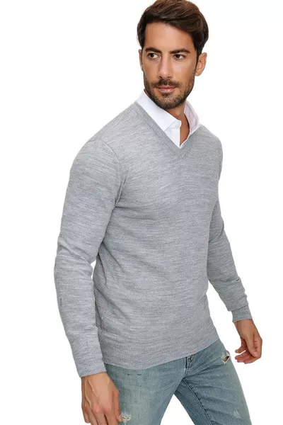 Мъжки сив пуловер с V-образно деколте 