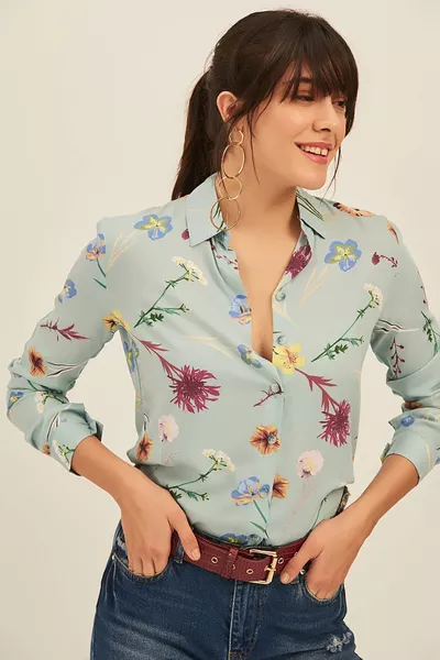 Damesviscoseblouse met blauwe bloemen 