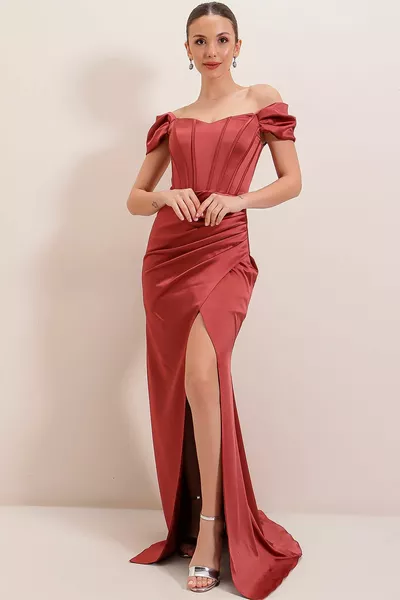 Langes Satinkleid mit Bügeln gefüttert mit geraffter Seite Kupfer