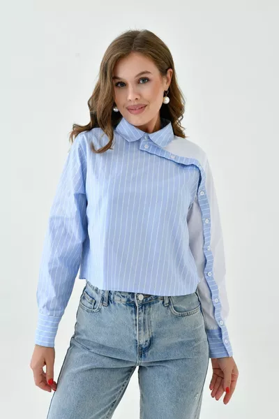 بلوزة قصيرة نسائية بتصميم خاص مع ياقة وأكمام بأزرار وتفاصيل مربوطة بخطوط