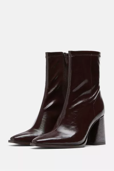 حذاء بحاشية عالية مرن