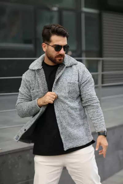 سترة من المخمل غير محددة الجنس بقصة عادية وتفاصيل جيوب