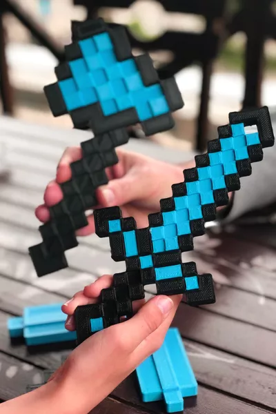 Набор из трёх алмазных предметов: меч, кирка и топор в Minecraft / Тройной игровой алмазный набор Minecraft