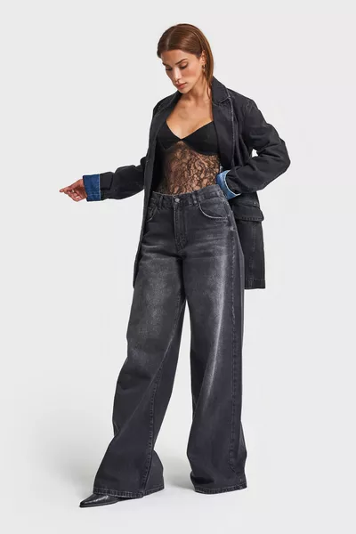 بنطال جينز نسائي بأرجل واسعة من هيرا باللون الرمادي الداكن