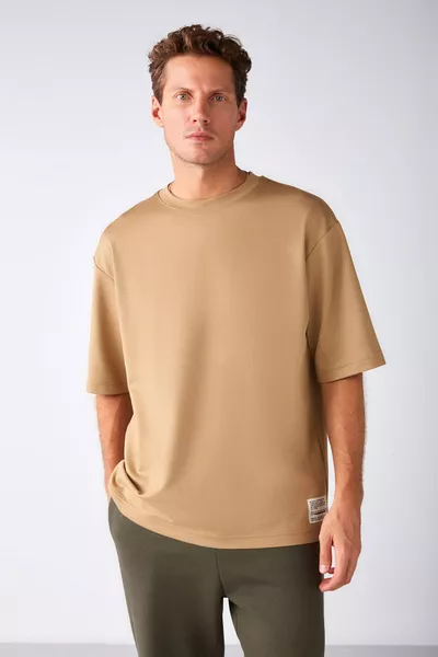 تي شيرت بيج واسع الحجم من جويل للرجال، قماش سميك من القطن العضوي ٪، تفاصيل ملصقة بنسيج خاص