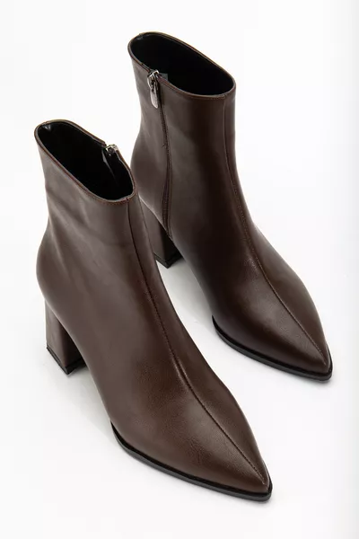 حذاء نسائي بكعب عالٍ من الجلد بلون القهوة الداكن وأصابع مدببة