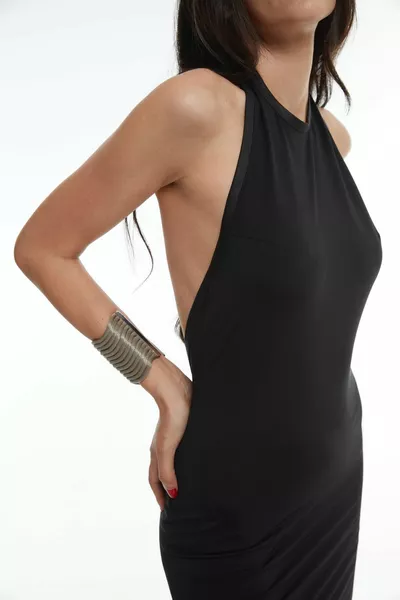 Abito nero con collo legato