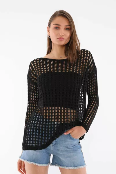 بلوزة نسائية صوفية سوداء مثقبة