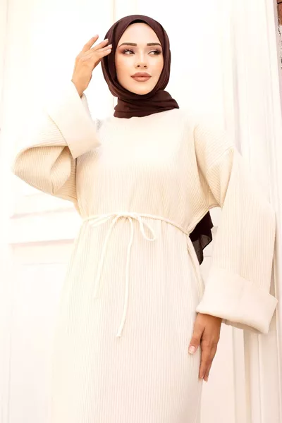 فستان طويل منسوج بياقة منخفضة وحزام خصر مربوط  بيج