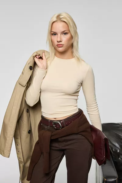 تي شيرت نسائي بيج من GRIGROS، بقماش مرن، ضيق، قصّة انسيابية، بأكمام طويلة