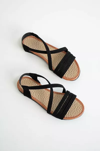 صندل نسائي من الجلد المدبوغ بأسلاك سوداء