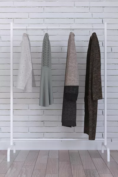 شماعة ملابس معدنية بقاعدة بلاستيكية قابلة للنقل - أبيض