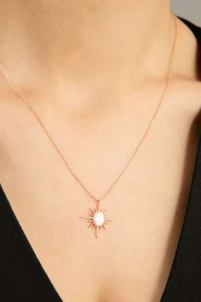 قلادة فضية عيار  للنساء بنموذج بوصلة وتفاصيل حجر الأوبال