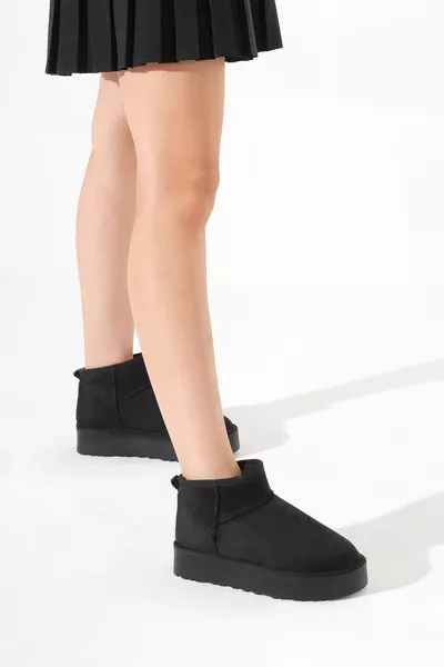 حذاء نسائي أسود بطبقة سميكة مع قاعدة بوليمر وداخل مبطن بالفراء بمظهر الشامواه