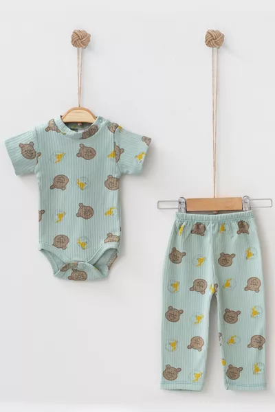 طقم طفلي مكون من قطعتين بزر مطبوع عليه دب صغير