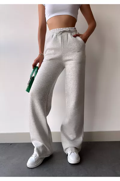 بنطال رياضي نسائي شتوي بأرجل واسعة، خفيف من الداخل مبطن بالصوف، بلون رمادي فاتح، مرتفع الخصر ومزود بحزام رباط