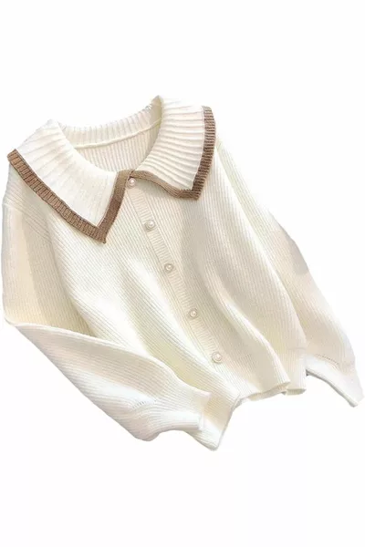 كنزة صوفية بقوام ناعم وتفاصيل أزرار باللون الكريم