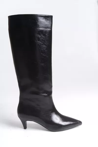 حذاء نسائي أسود من الجلد اللامع بكعب مدبب وطول يصل أسفل الركبة