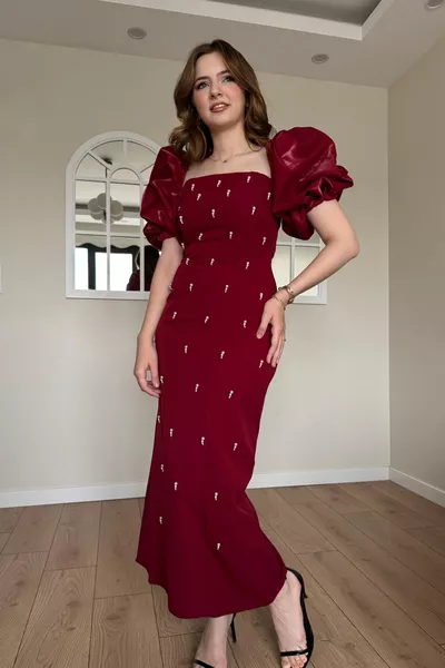 فستان بيرا بورغندي طويل بتفاصيل حجرية وياقة مربعة