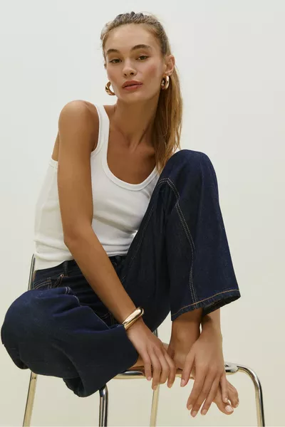 جينز بحاشية واسعة وقصة مستقيمة 