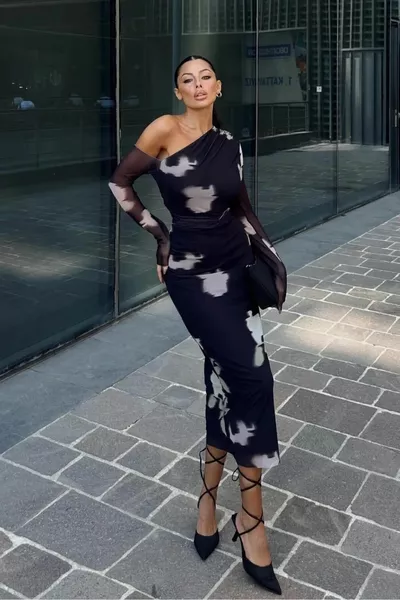 فستان تول مرن بأكتاف عارية من اللون الأسود مبطن بألوان