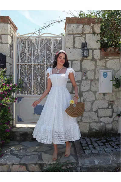 فستان بأزرار بيضاء وتفاصيل كشكش