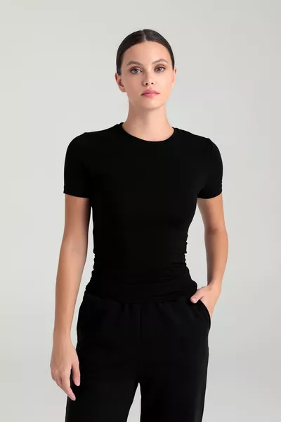 بلوزة قصيرة الأكمام بياقة دائرية ناعمة للغاية باللون الأسود