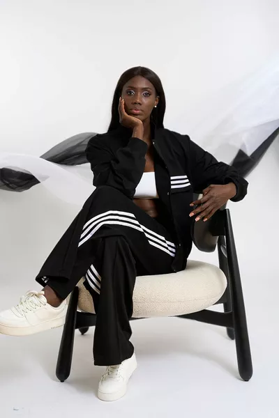 طقم رياضي بوجود سترة مخططة