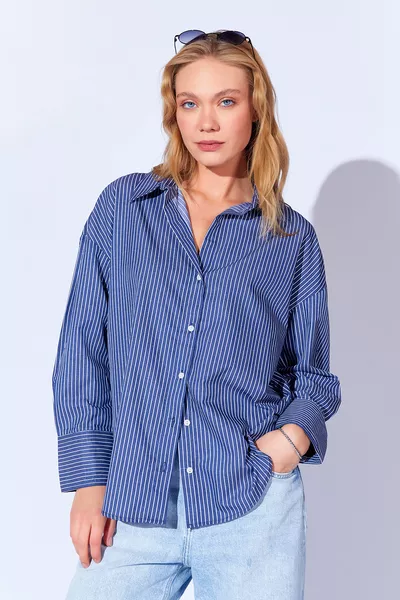 Camicia basic da donna in cotone satinato a righe sottili, taglio oversize e comodo | Blu scuro 