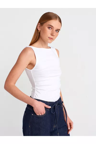  Блуза с лодка деколте и набори - Бяла