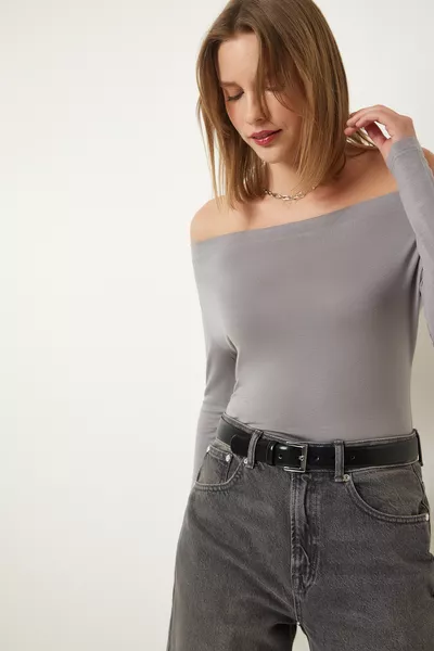 بلوزة نسائية رمادية غامقة بياقة قارب محبوكة 