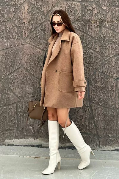 معطف كاشيه نسائي فاخر بجودة عالية مع تفاصيل على الأكمام وجيوب مزدوجة مبطنة