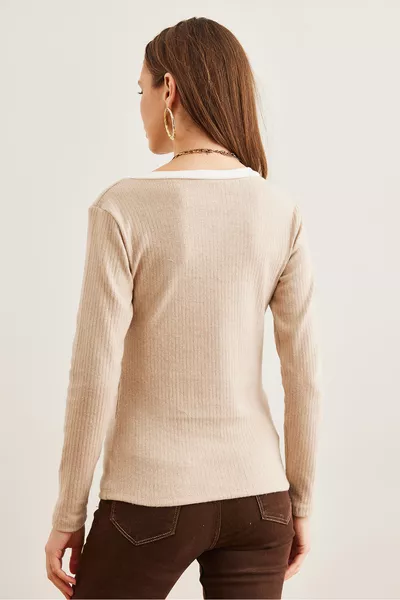 Дамска блуза с каменнобял яка и детайли, с плюшен ликра 