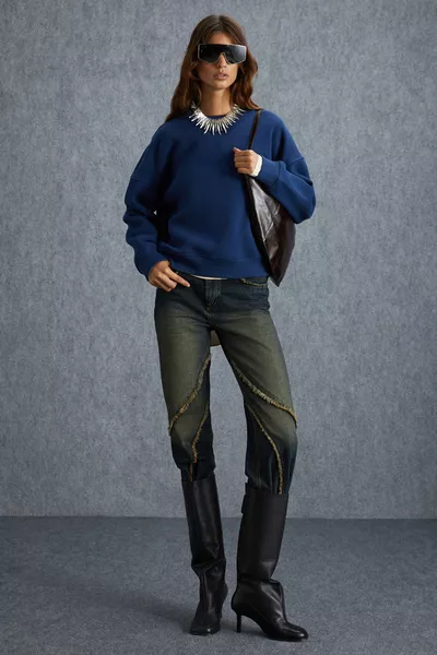 كنزة سويت شيرت نسائية من قماش عضوي قطني سميك من الداخل بثلاث خيوط من Vaneltına، بأكمام واسعة وياقة دائرية باللون الأزرق الغامق