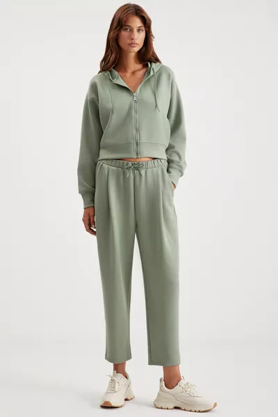 كنزة بغطاء رأس بسحاب نسائية جيل، قماش ممتاز، قصّة مريحة، لون أخضر نعناعي، تصميم قصير