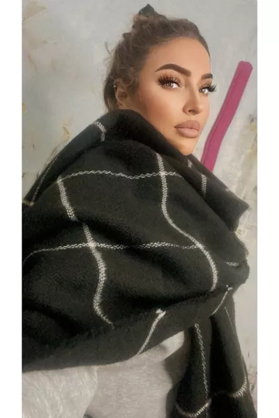 Écharpe noire à rayures blanches