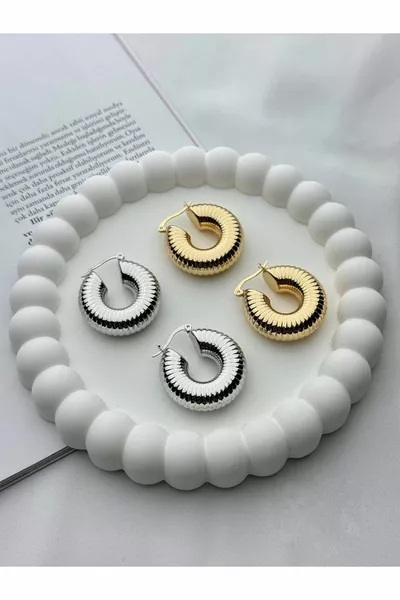 Orecchini a cerchio dorati spessi vintage con bordi dentellati