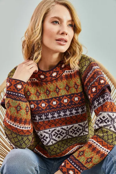 Дамски плетен пуловер с много шарки с много шарки