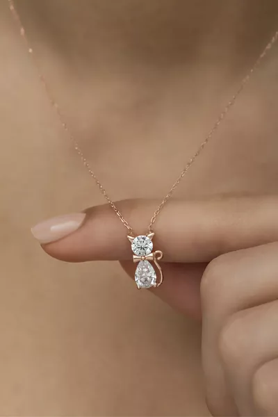 قلادة قط مرصعة بأحجار الزركون باللون الفضي الأبيض