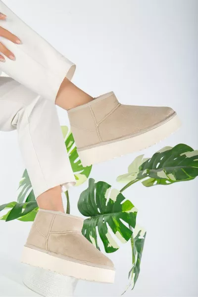 حذاء نسائي قصير بلون بيج بطبقة داخلية من الفرو ونعل سميك