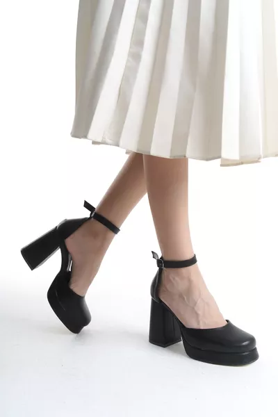 حذاء نسائي بكعب سميك بلاتفورم بجلد أسود، أمامه مغلق 