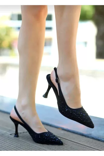 فستان سهرة نسائي بتفاصيل حجرية على القماش، حذاء بكعب عالي 7 سم، مفتوح من الخلف وأصبع مدبب