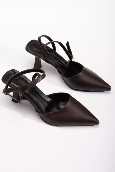 حذاء نسائي بجلد بني قاتم بكعب قصير وحزام