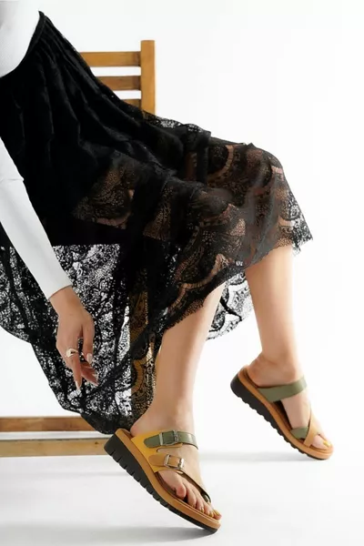 Дамски зелени джапанки с катарама между пръстите