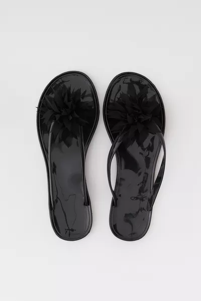 صندل صيفي يومي للشاطئ بطبعة زهور سوداء على شكل الجل