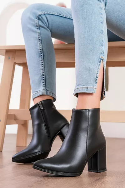 حذاء نسائي بكعب جلد أسود غير لامع بسحّاب من كولي