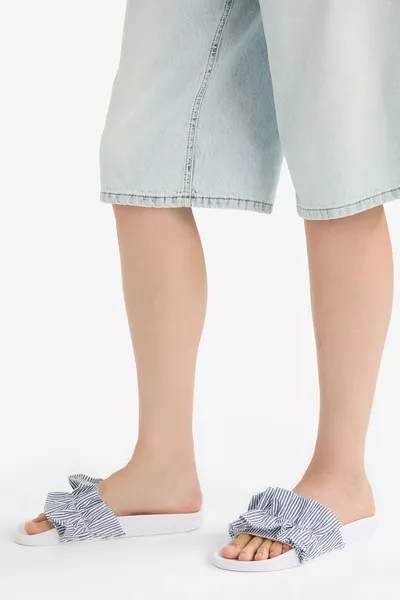 شبشب نسائي من الجلد الصناعي مسطح