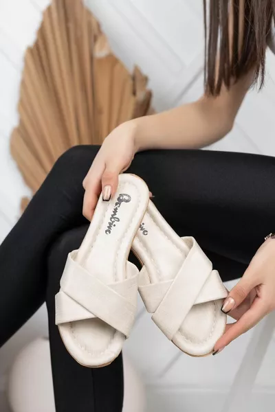 صندل نسائي بكريم بحزام متقاطع، صندل ناعم بفرو، صندل هدية عروس أنيق وفاخر للضيوف