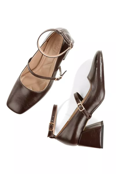 حذاء ماري جين بلون القهوة المريرة من كوليا بمقدَّم مستدير وحزام