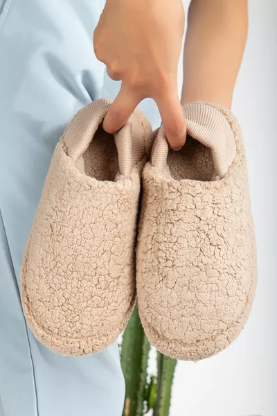حذاء نسائي منزلي صوف مع قاعدة مطاطية هادئة وحشوة من فرو الحمل